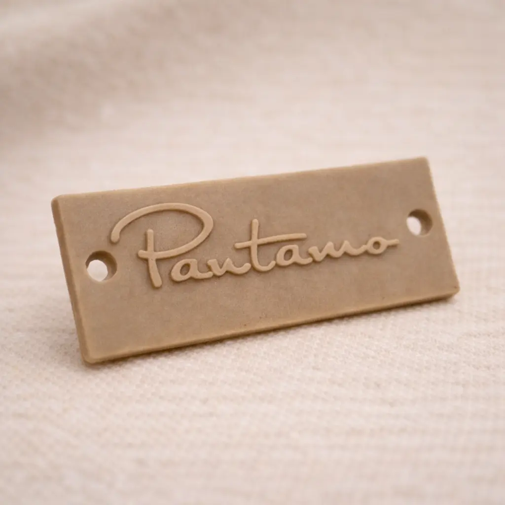 RL-3374 custom rubber label for jeans and fashion garments